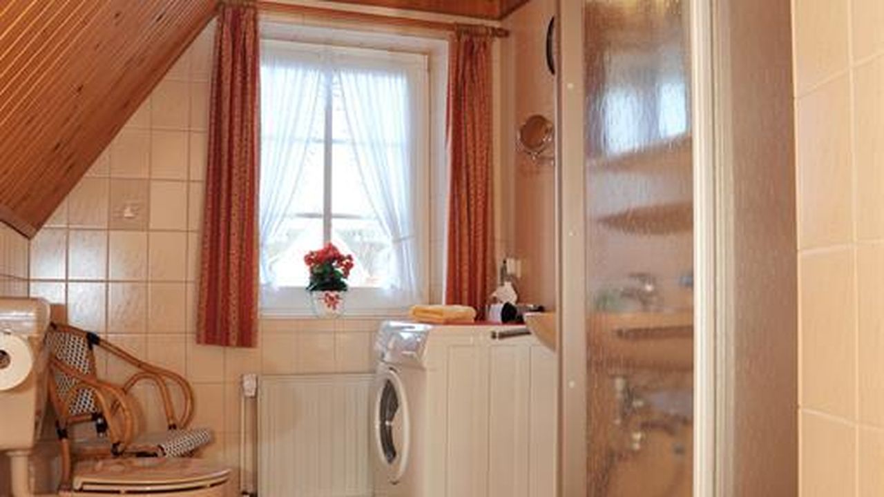 Badezimmer, mit Waschmaschine Badezimmer, mit Waschmaschine